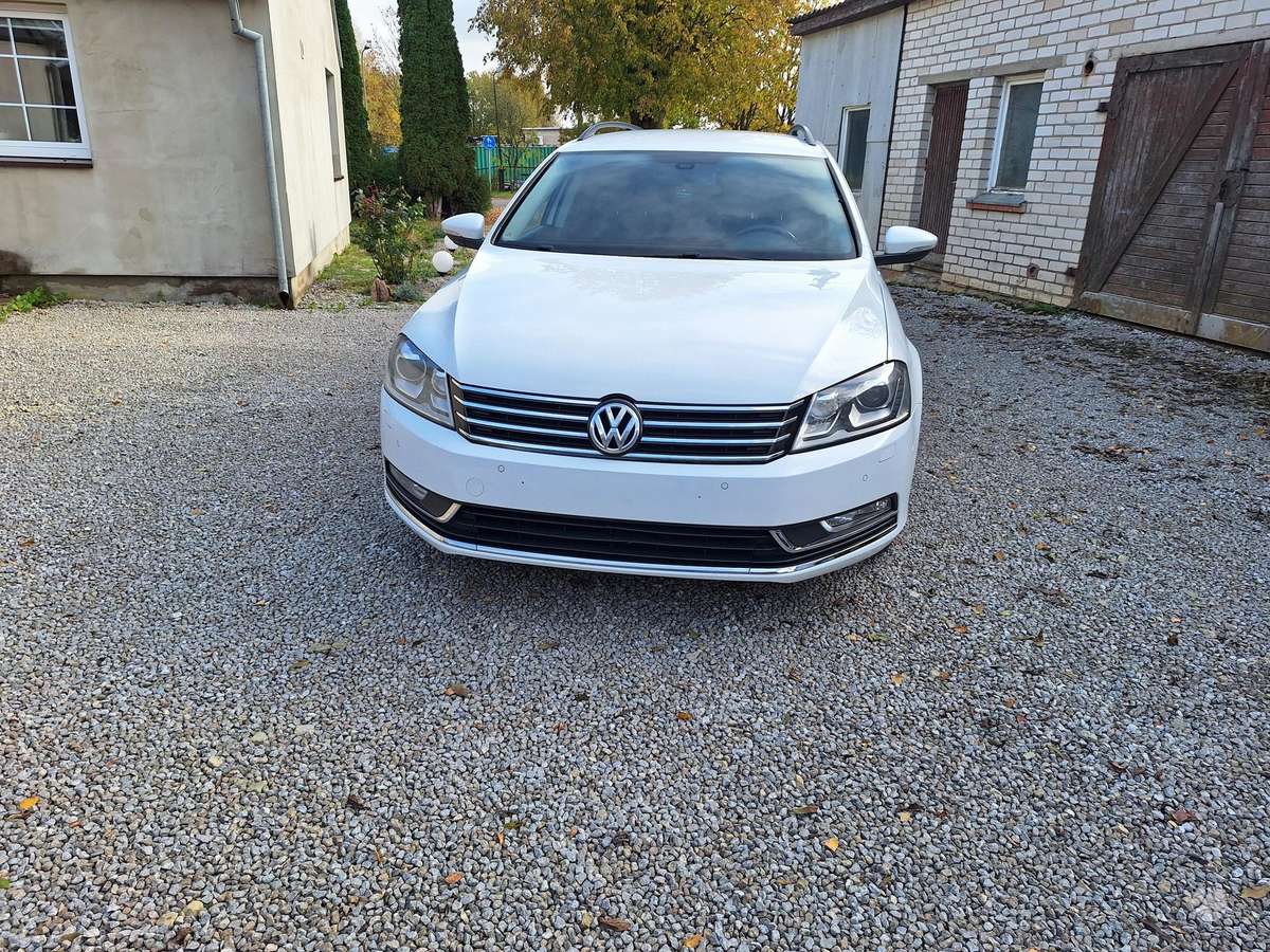 Volkswagen Passat 2013 — rear view