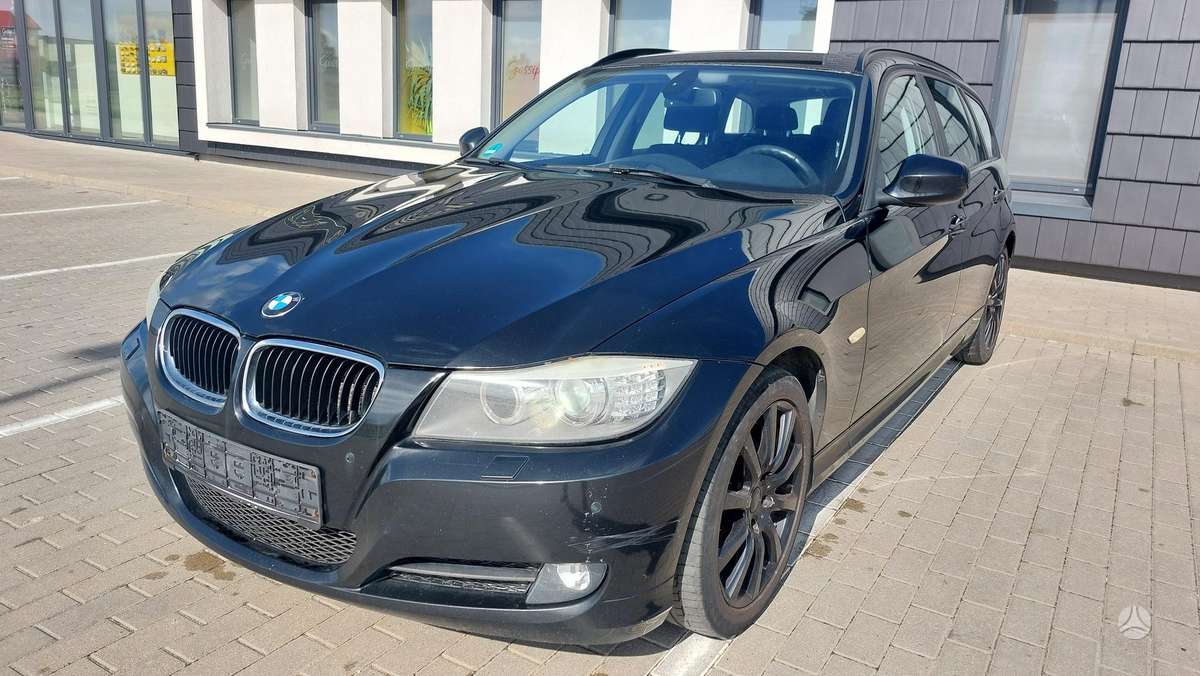 BMW 320 2012 — салон