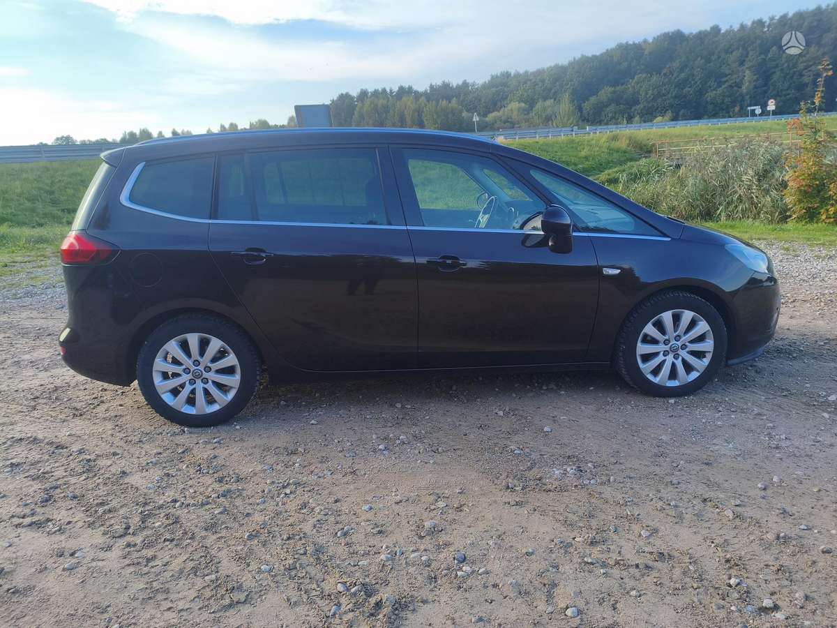 Opel Zafira 2014 — вигляд ззаду