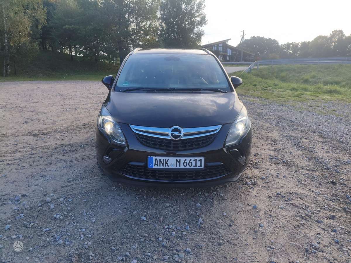Opel Zafira 2014 — салон