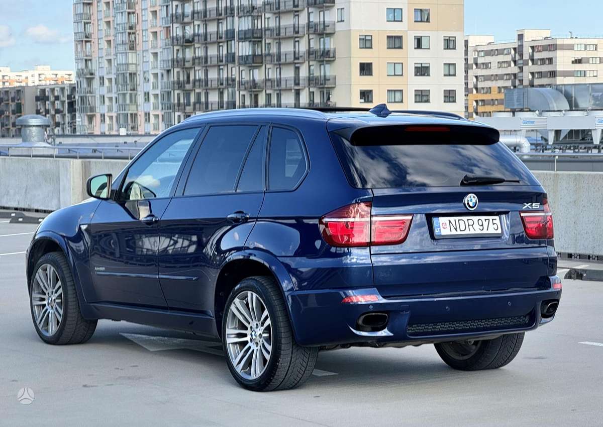 BMW X5 2011 — interior