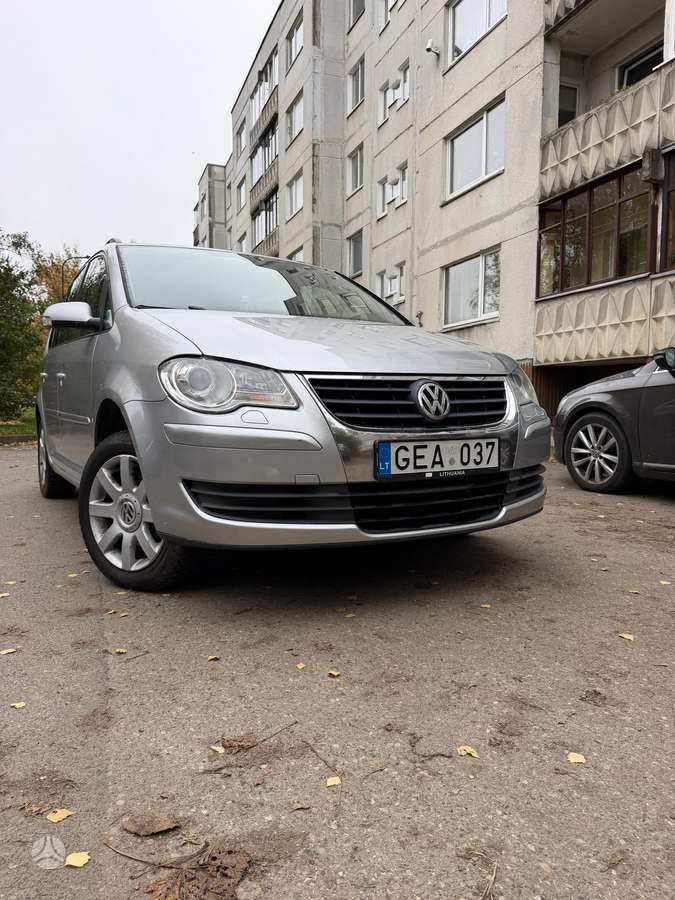 Volkswagen Touran 2009 — rear view