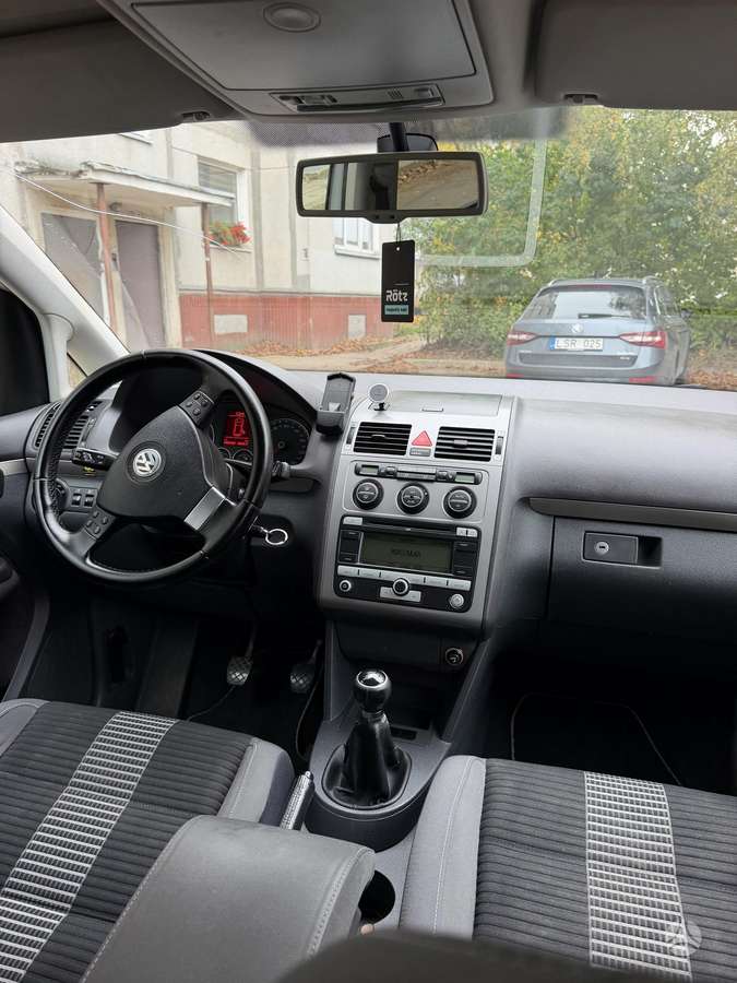 Volkswagen Touran 2009 — interior
