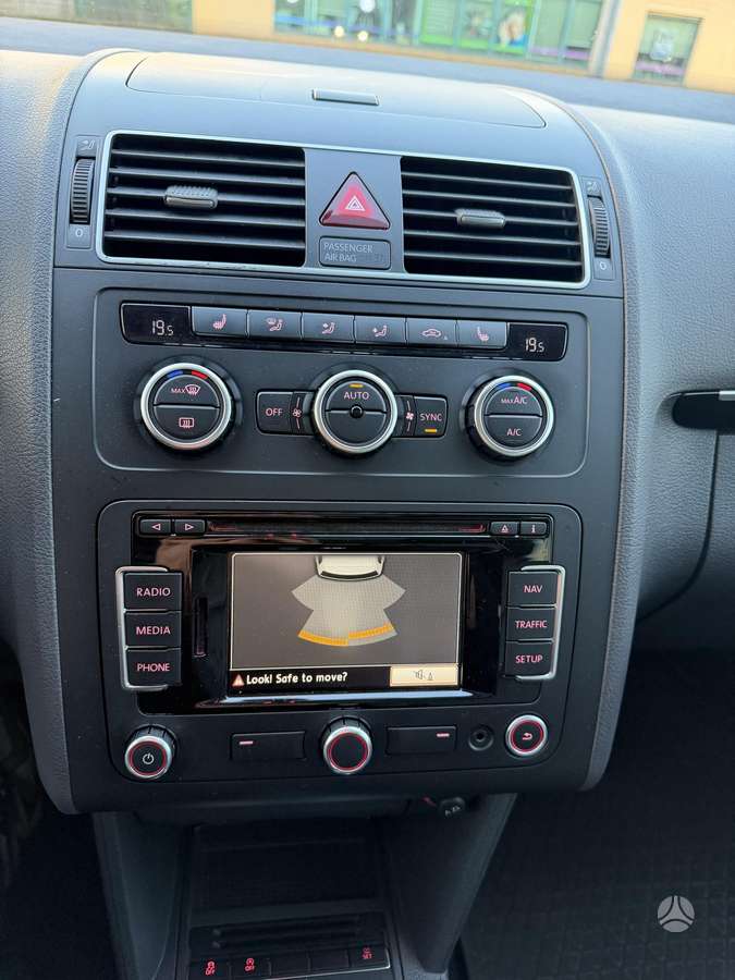 Volkswagen Touran 2013 — photo 11