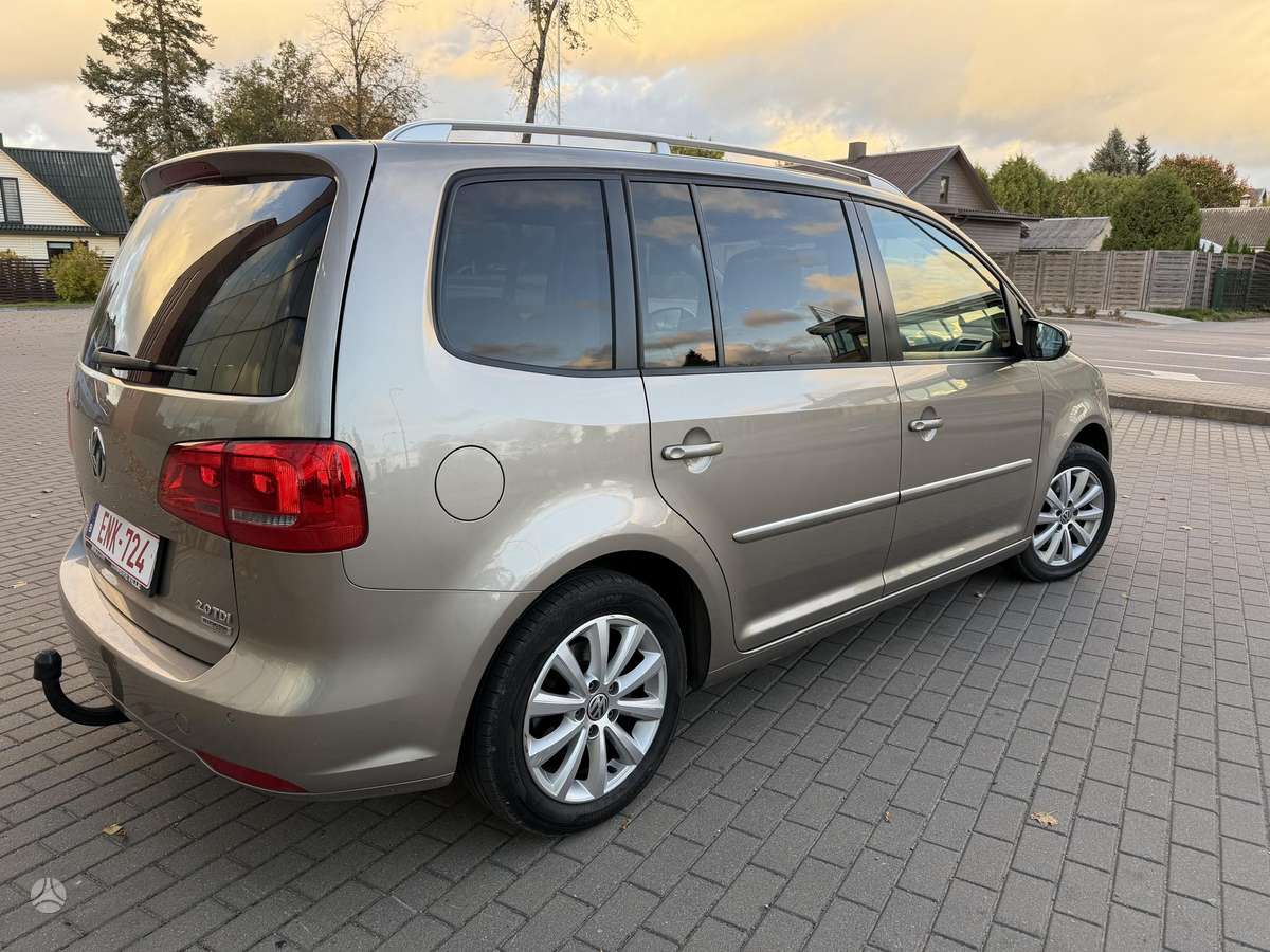 Volkswagen Touran 2013 — interior