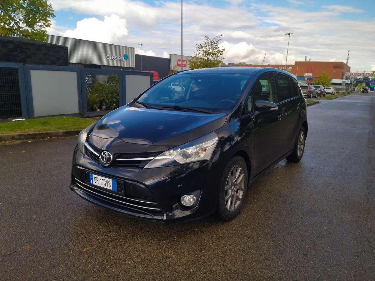 Toyota Verso 2013 — вигляд ззаду