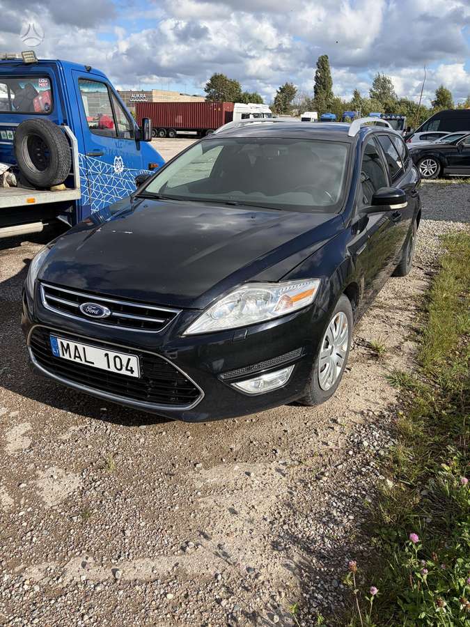 Ford Mondeo 2011 — rear view