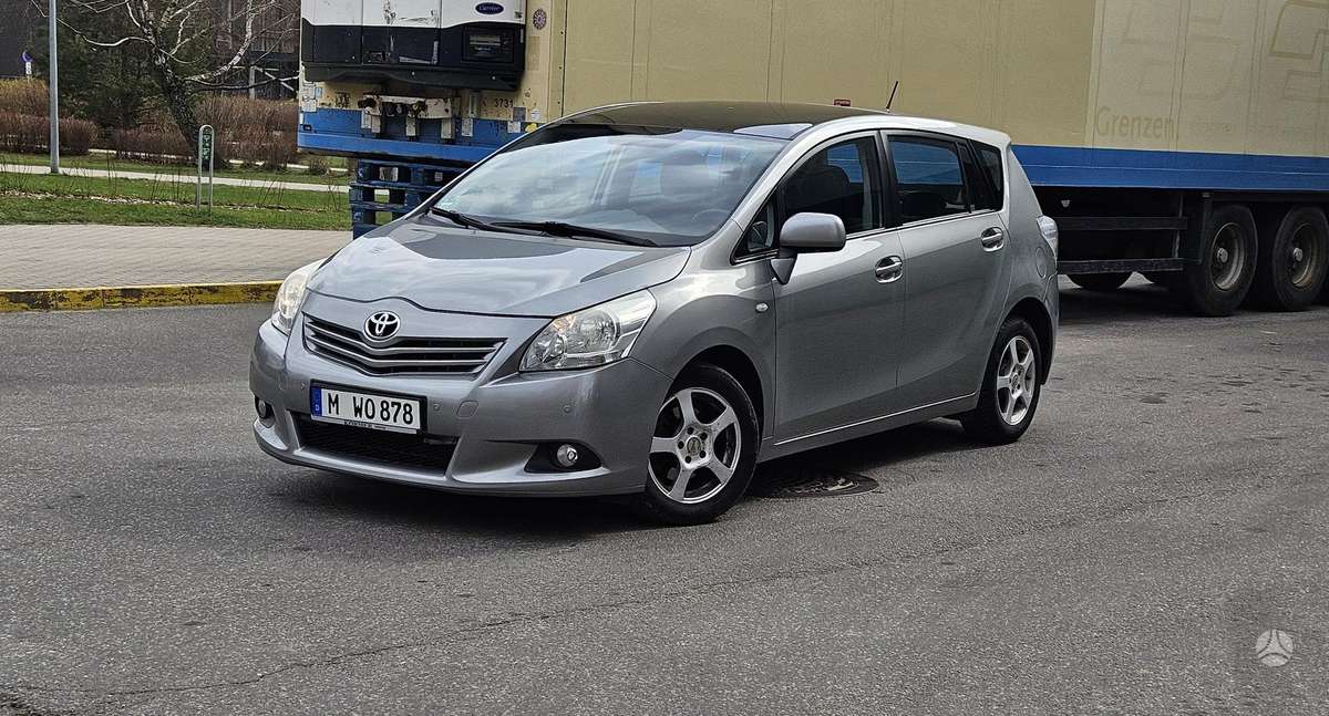 Toyota Verso 2011 — вигляд ззаду