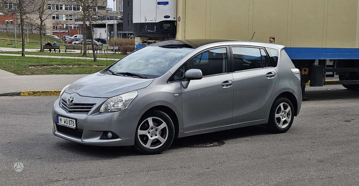 Toyota Verso 2011 — салон