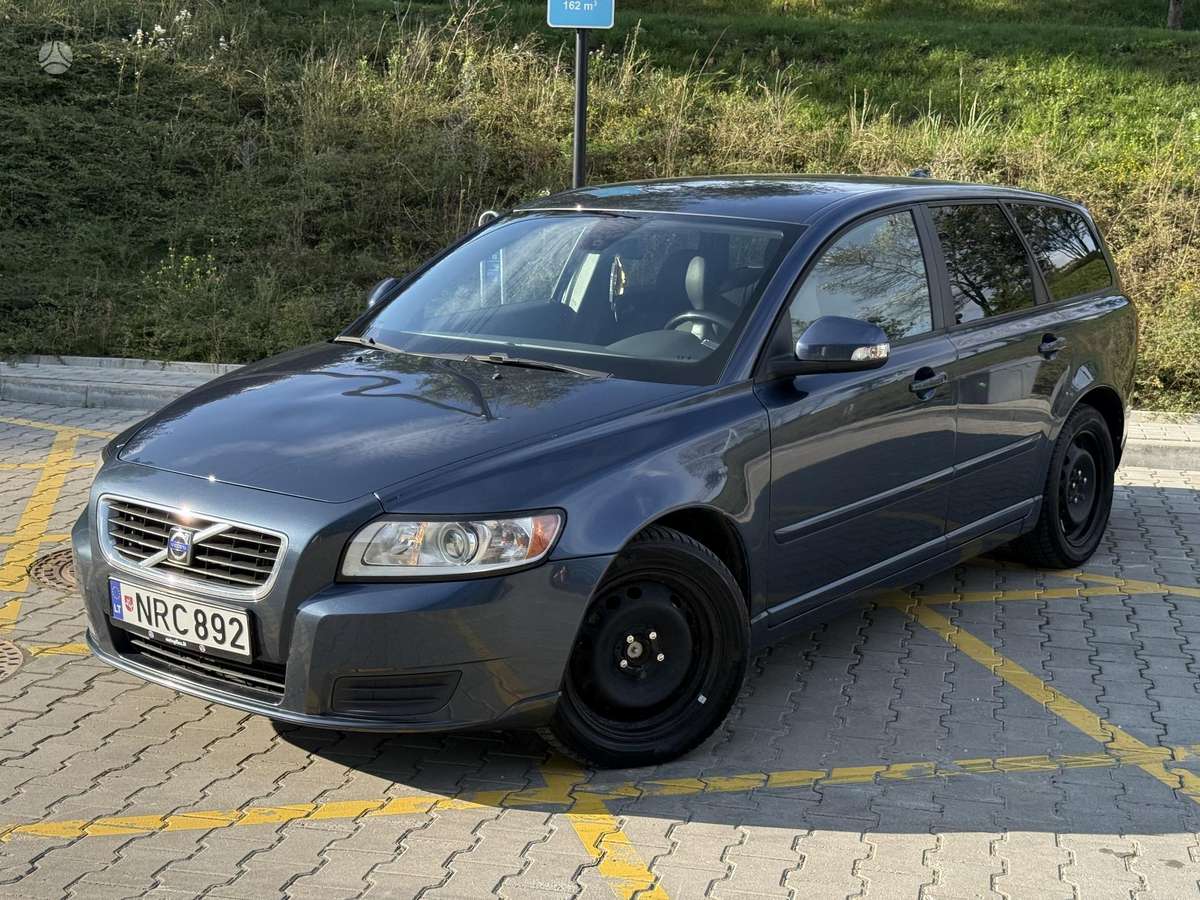 Volvo V50 2009 — салон
