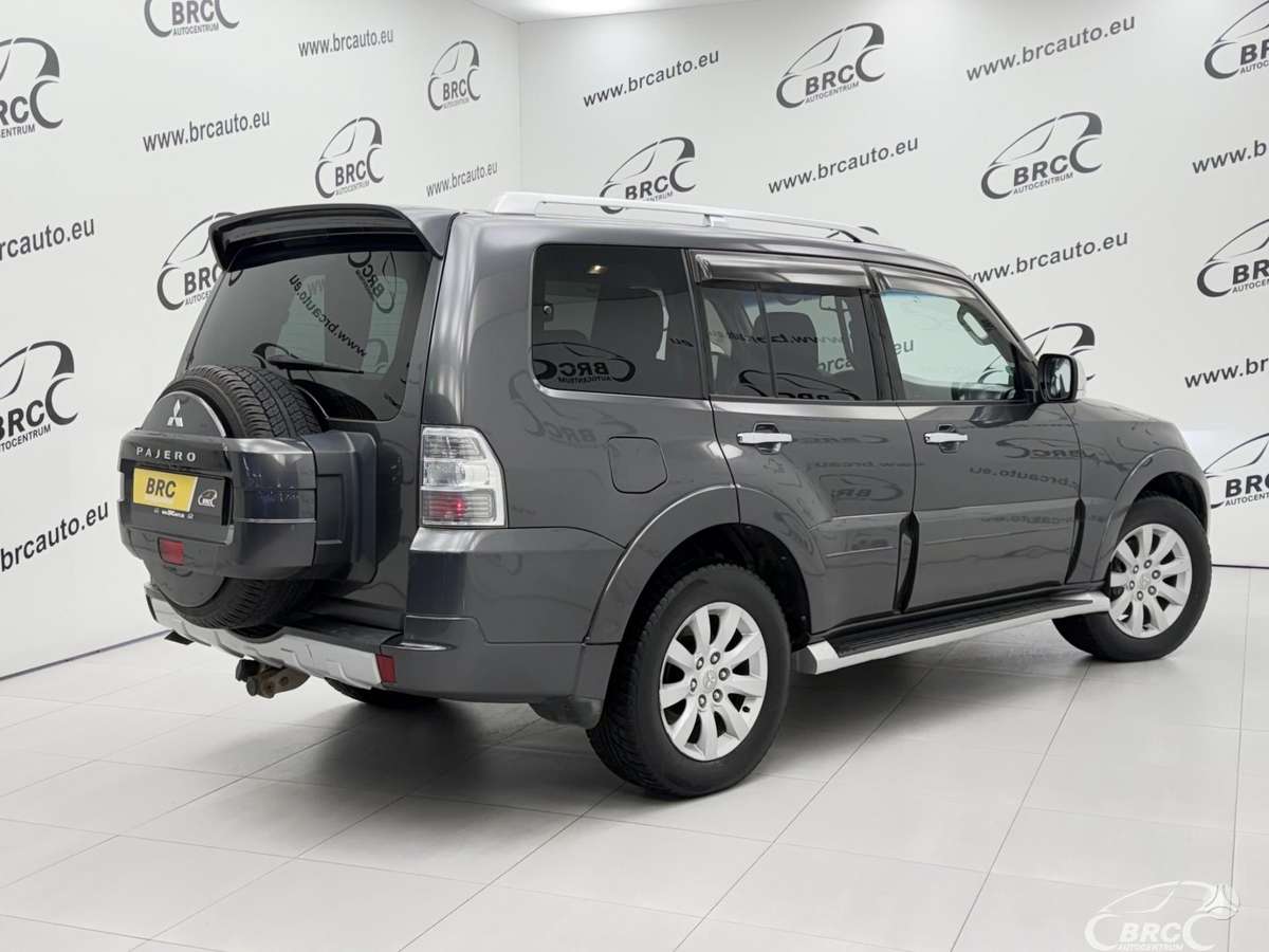 Mitsubishi Pajero 2011 — салон