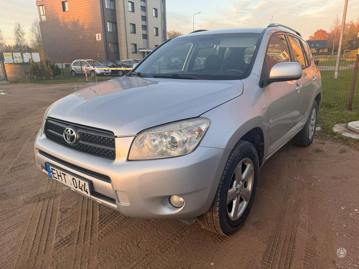 Toyota RAV4 2006 — салон