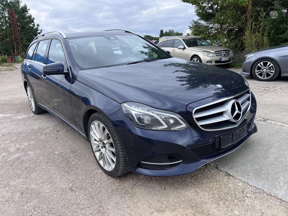 Mercedes-Benz E300 2013 — rear view