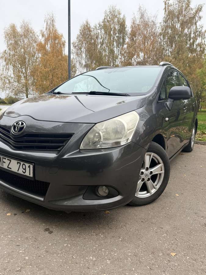 Toyota Verso 2009 — rear view