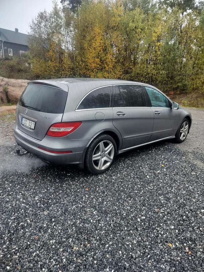 Mercedes-Benz R350 2011 — rear view