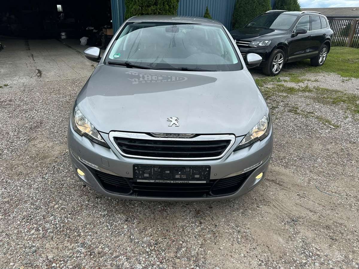 Peugeot 308 2015 — rear view
