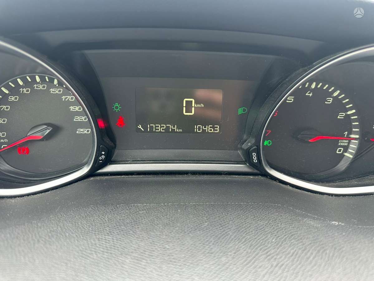 Peugeot 308 2015 — photo 8
