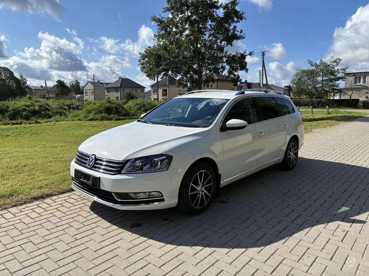 Volkswagen Passat 2013 — rear view