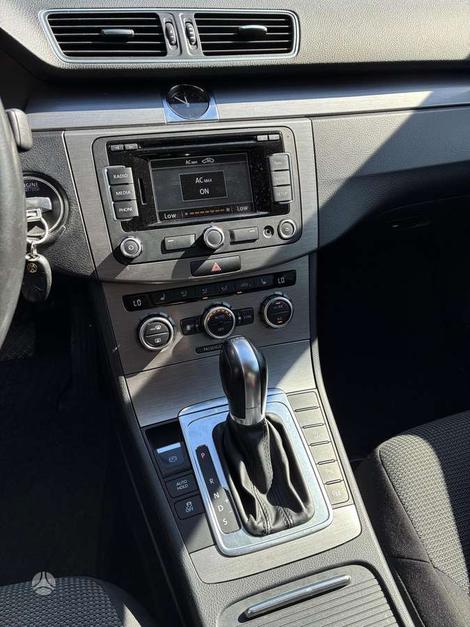 Volkswagen Passat 2013 — photo 21