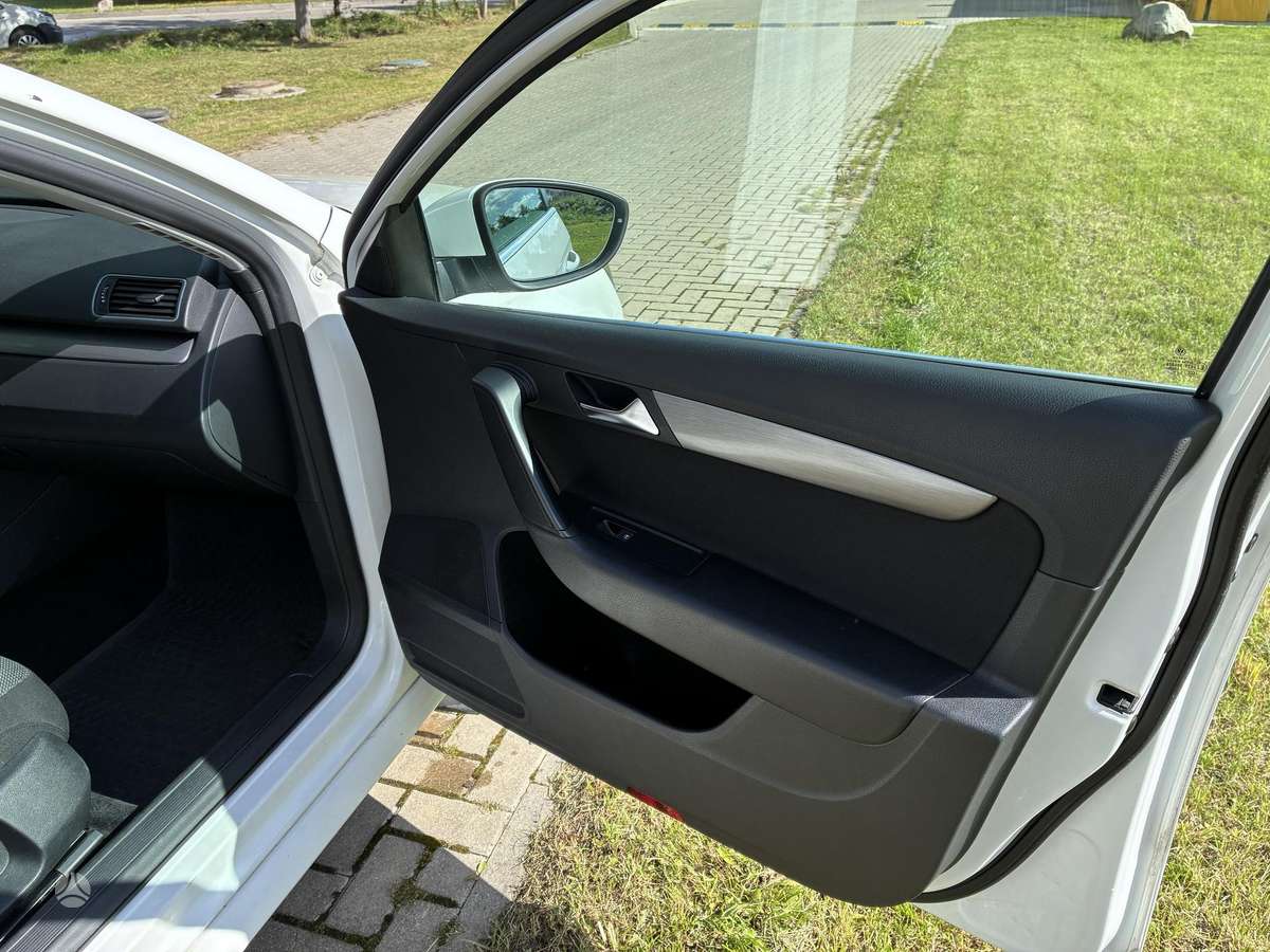 Volkswagen Passat 2013 — photo 31