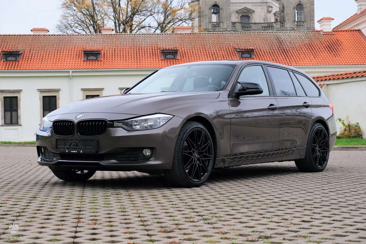 BMW 320 2014 — rear view