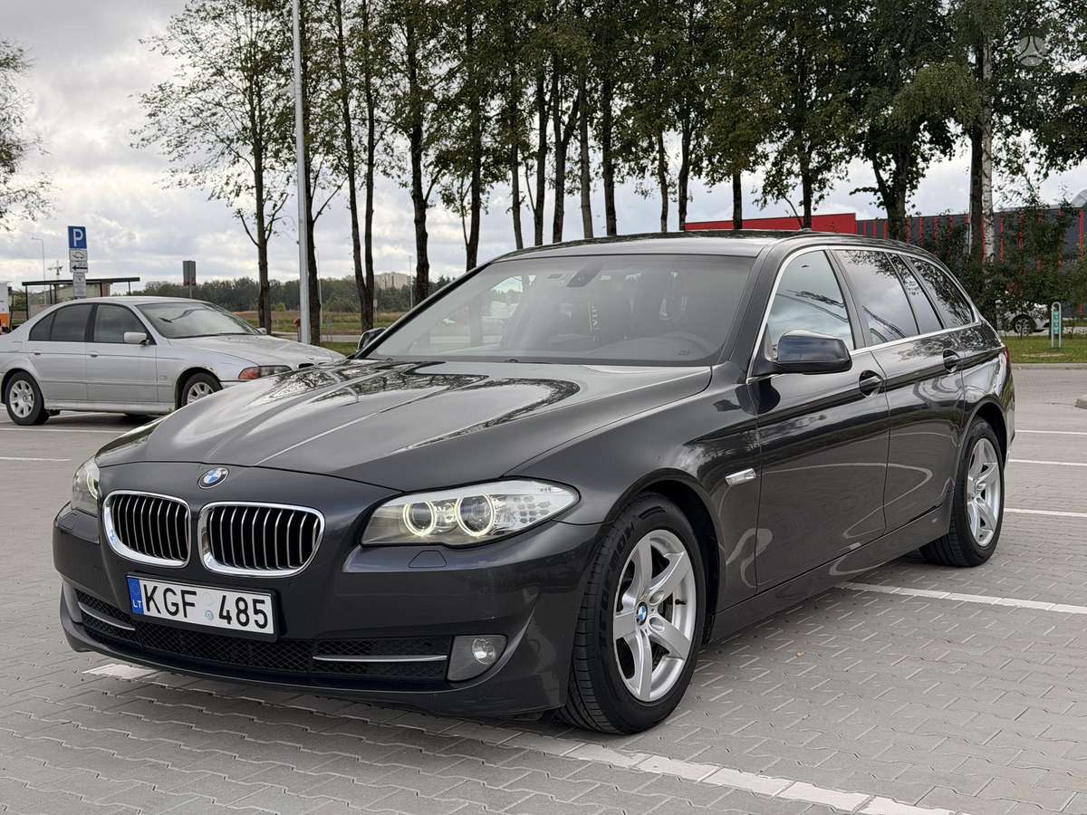 BMW 520 2012 — вигляд ззаду