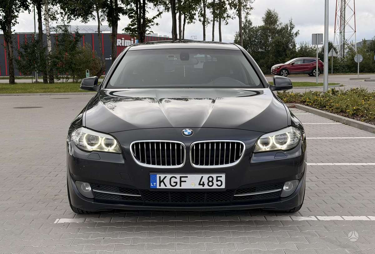 BMW 520 2012 — салон