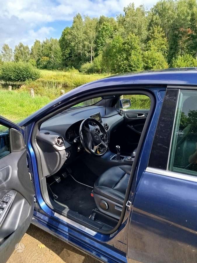 Mercedes-Benz B180 2012 — photo 10