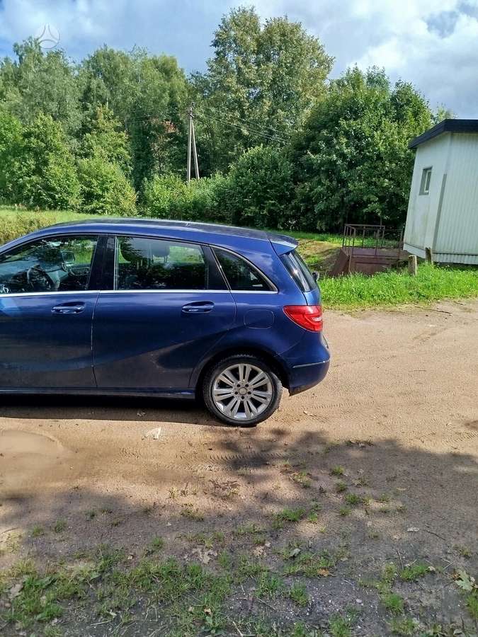 Mercedes-Benz B180 2012 — photo 11