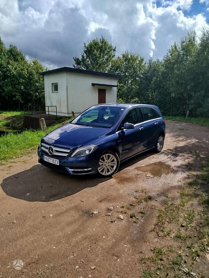 Mercedes-Benz B180 2012 — photo 13