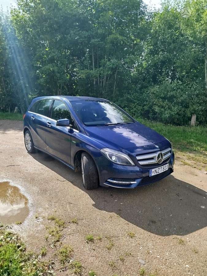 Mercedes-Benz B180 2012 — photo 14