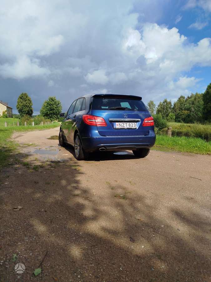 Mercedes-Benz B180 2012 — photo 16