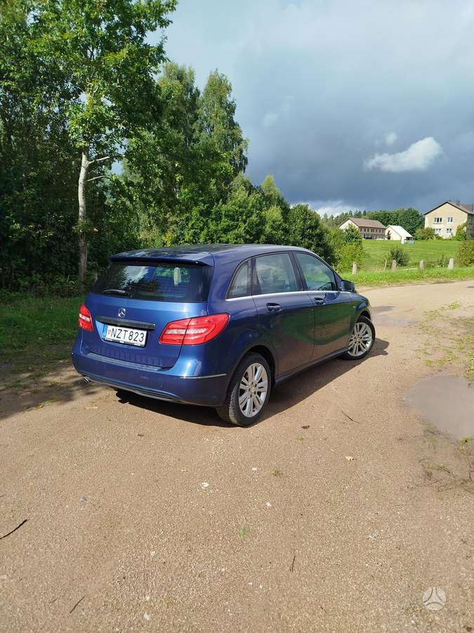 Mercedes-Benz B180 2012 — photo 17
