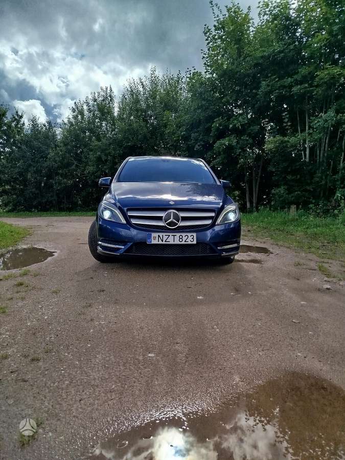 Mercedes-Benz B180 2012 — rear view