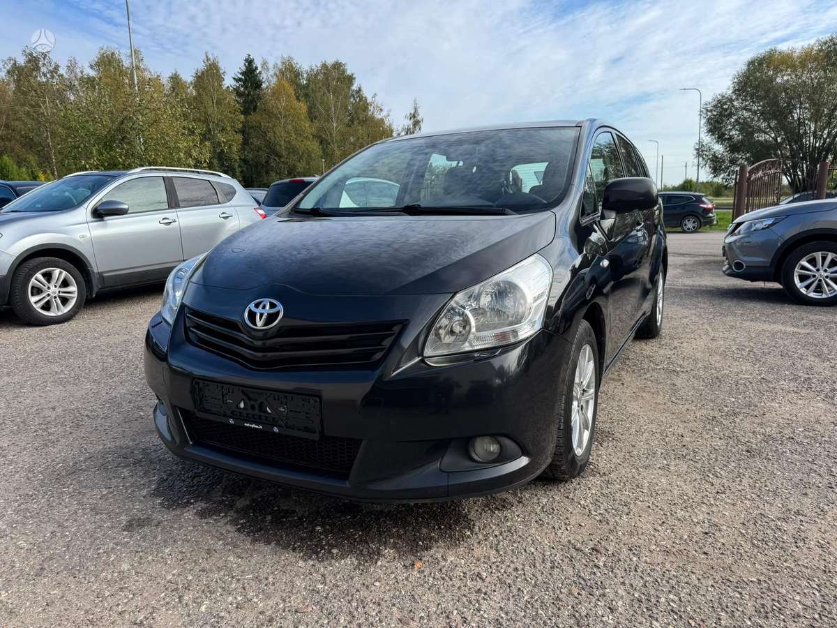 Toyota Verso 2012 — вигляд ззаду