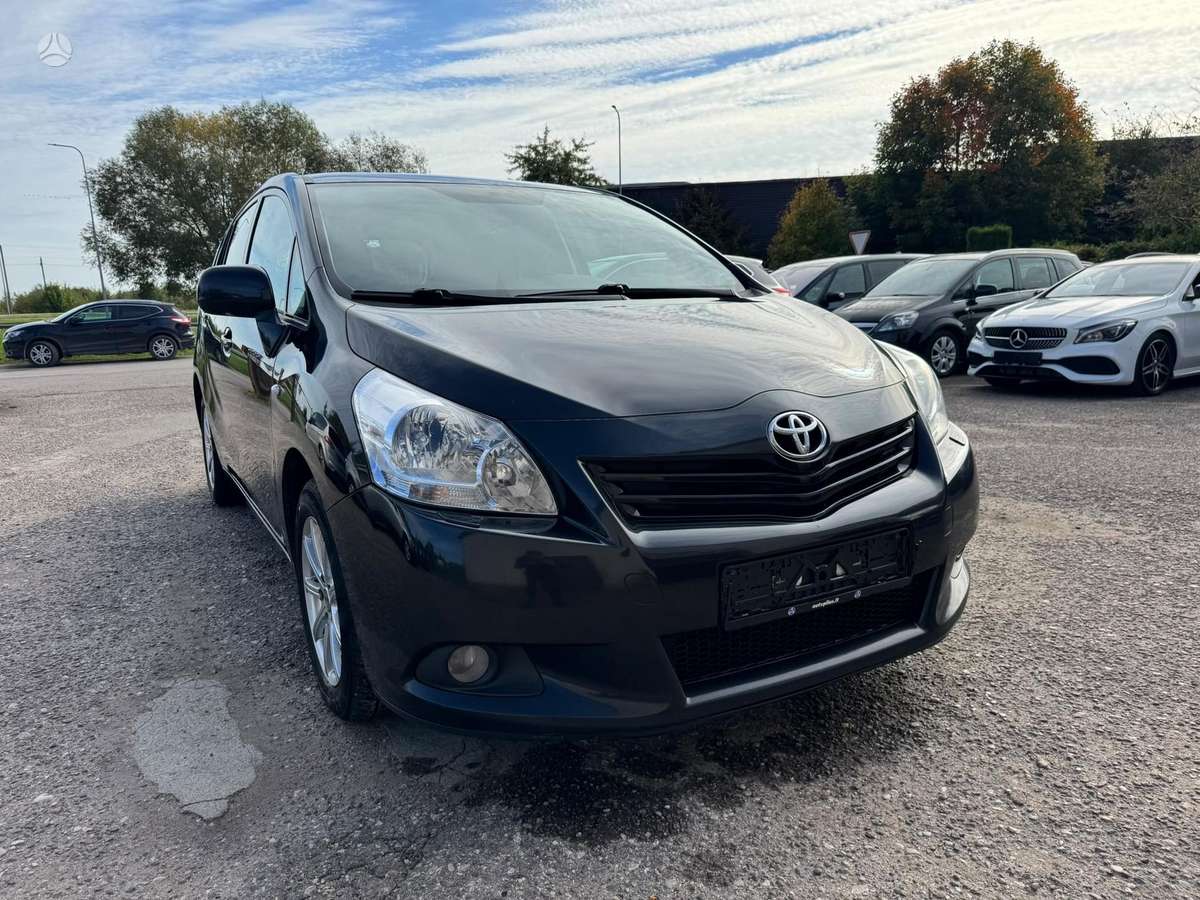 Toyota Verso 2012 — салон