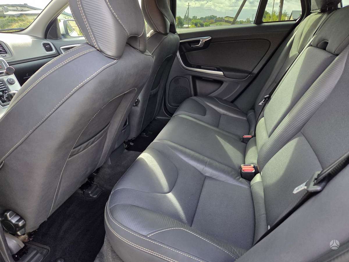 Volvo V60 2011 — photo 16