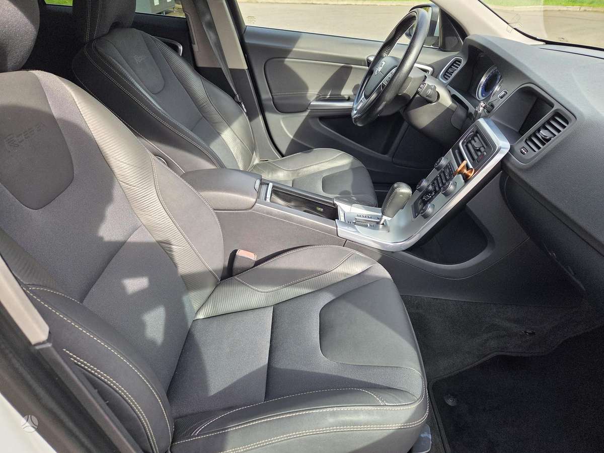 Volvo V60 2011 — photo 18