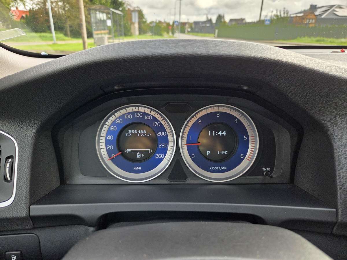 Volvo V60 2011 — photo 24