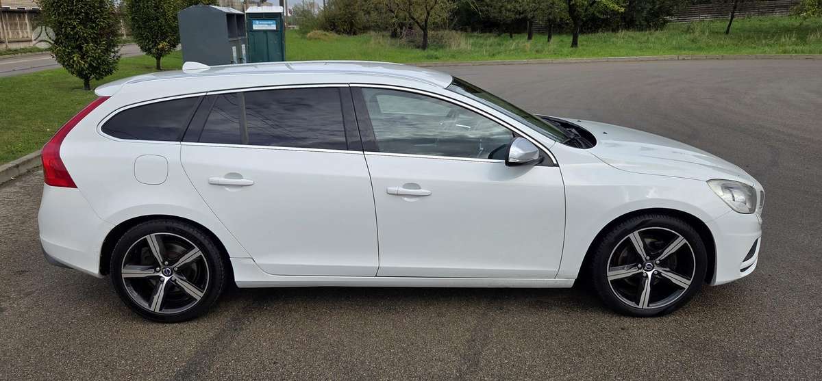 Volvo V60 2011 — engine 2400 cm³, 215 HP (158kW)