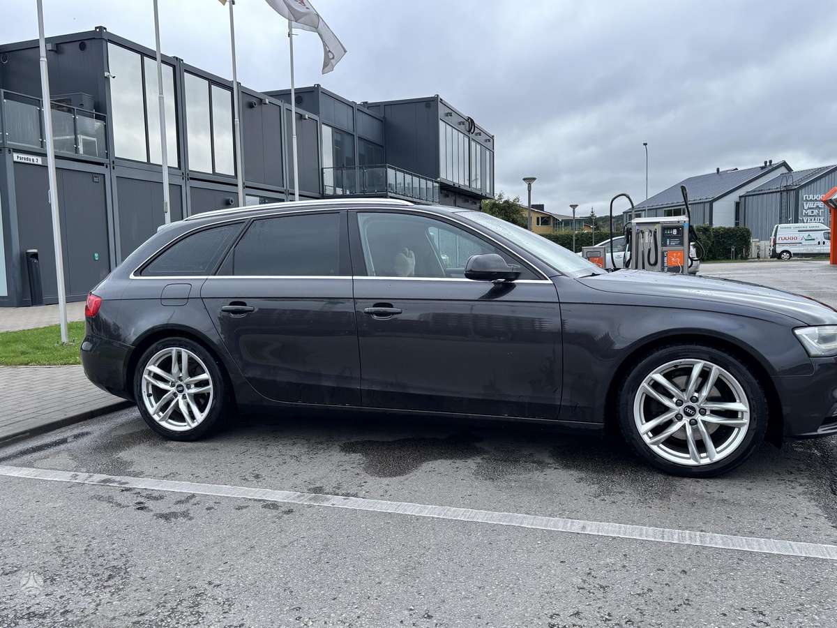 Audi A4 2012 — двигун 2000 cm³, 143 HP (105kW)