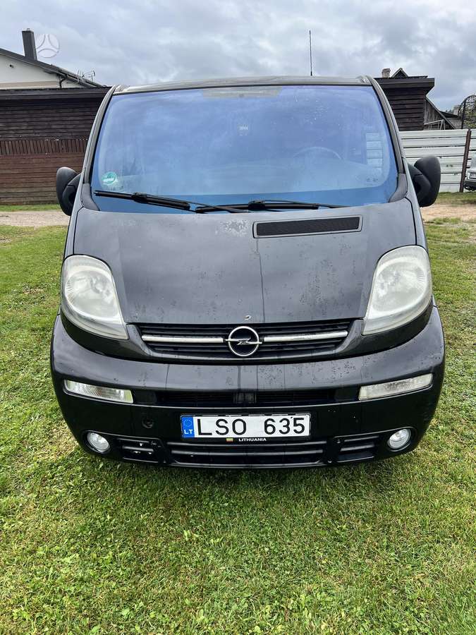 Opel Vivaro 2004 — вигляд ззаду