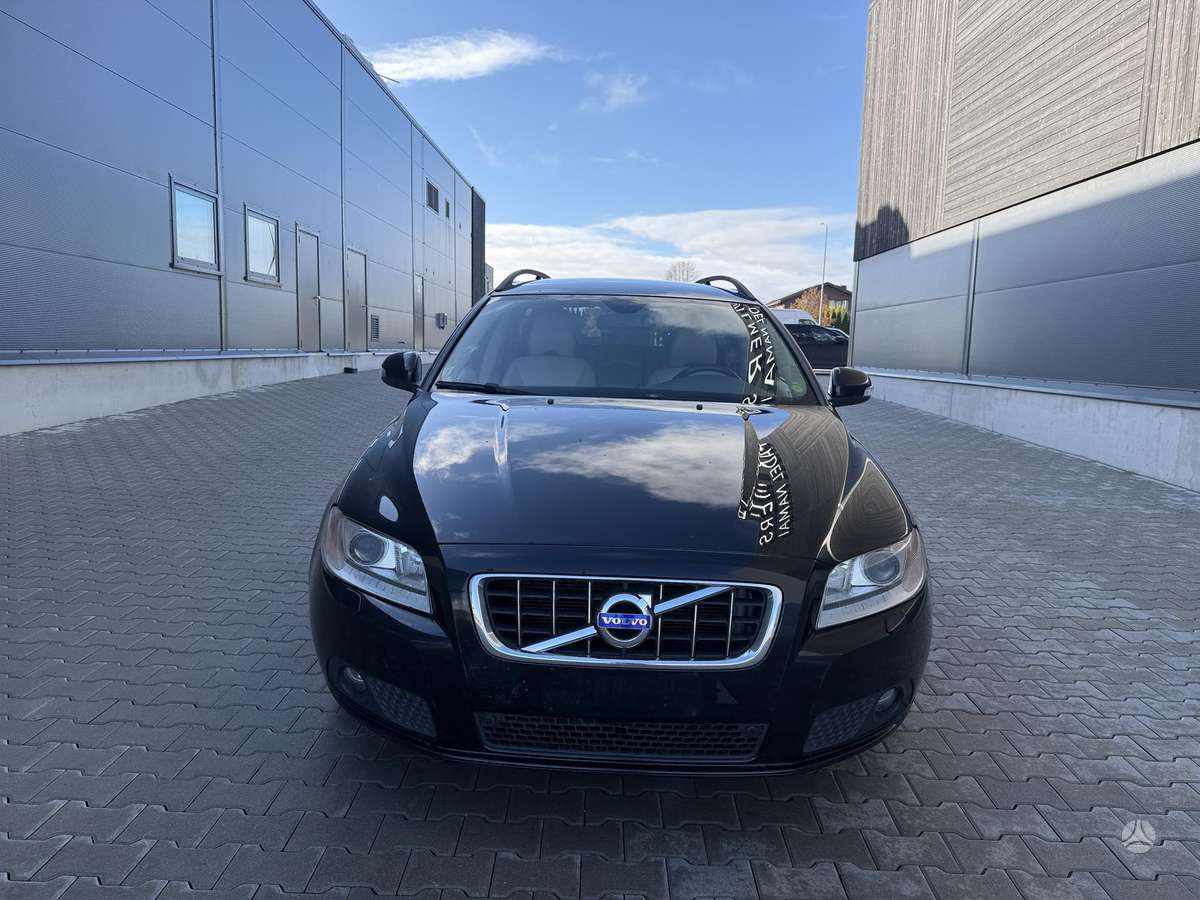 Volvo V70 2010 — вигляд ззаду