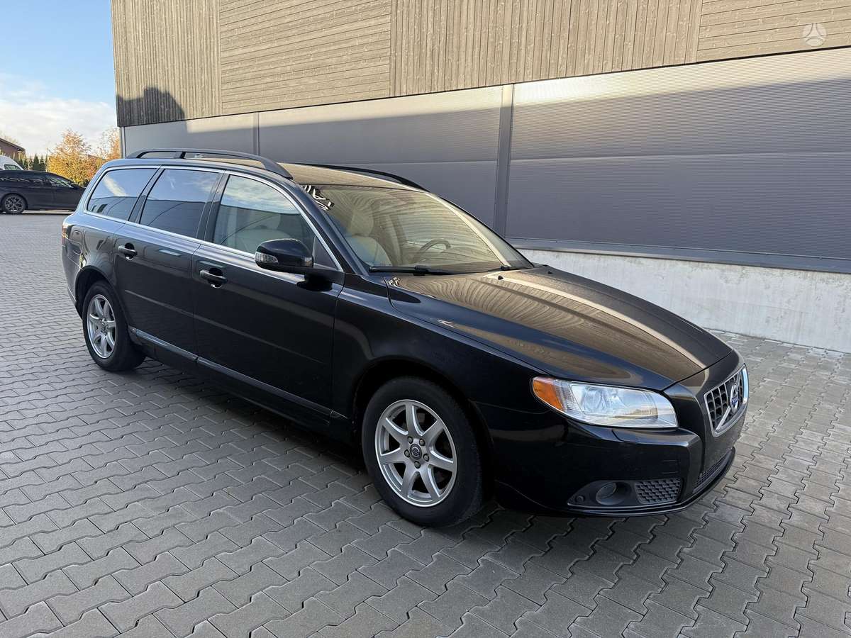 Volvo V70 2010 — салон