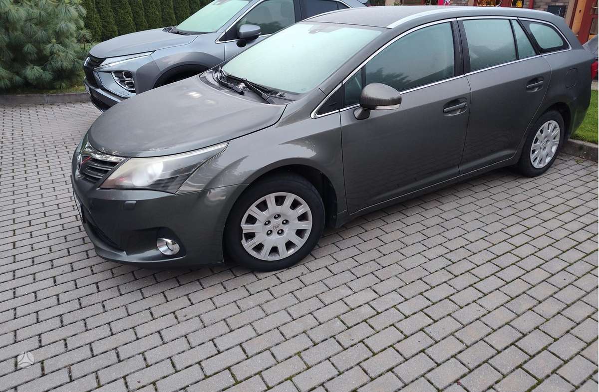 Toyota Avensis 2012 — вигляд ззаду