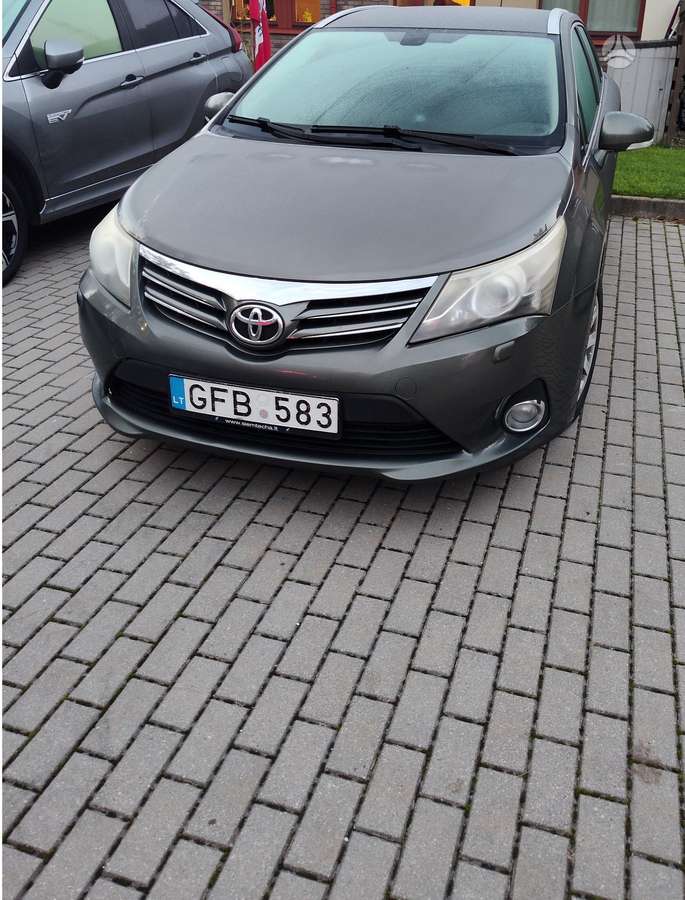 Toyota Avensis 2012 — салон