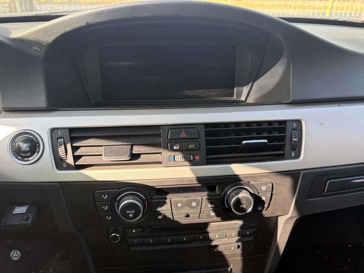 BMW 318 2010 — салон