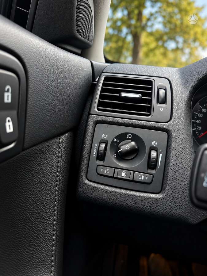 Volvo V50 2010 — photo 18