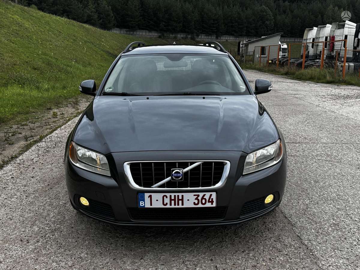 Volvo V70 2008 — rear view