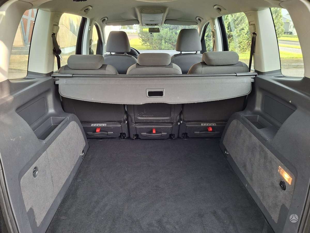 Volkswagen Touran 2011 — photo 14